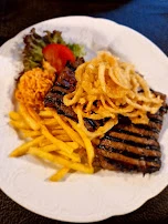 Gegrillte Leber Mit Pommes Und Röstzwiebeln